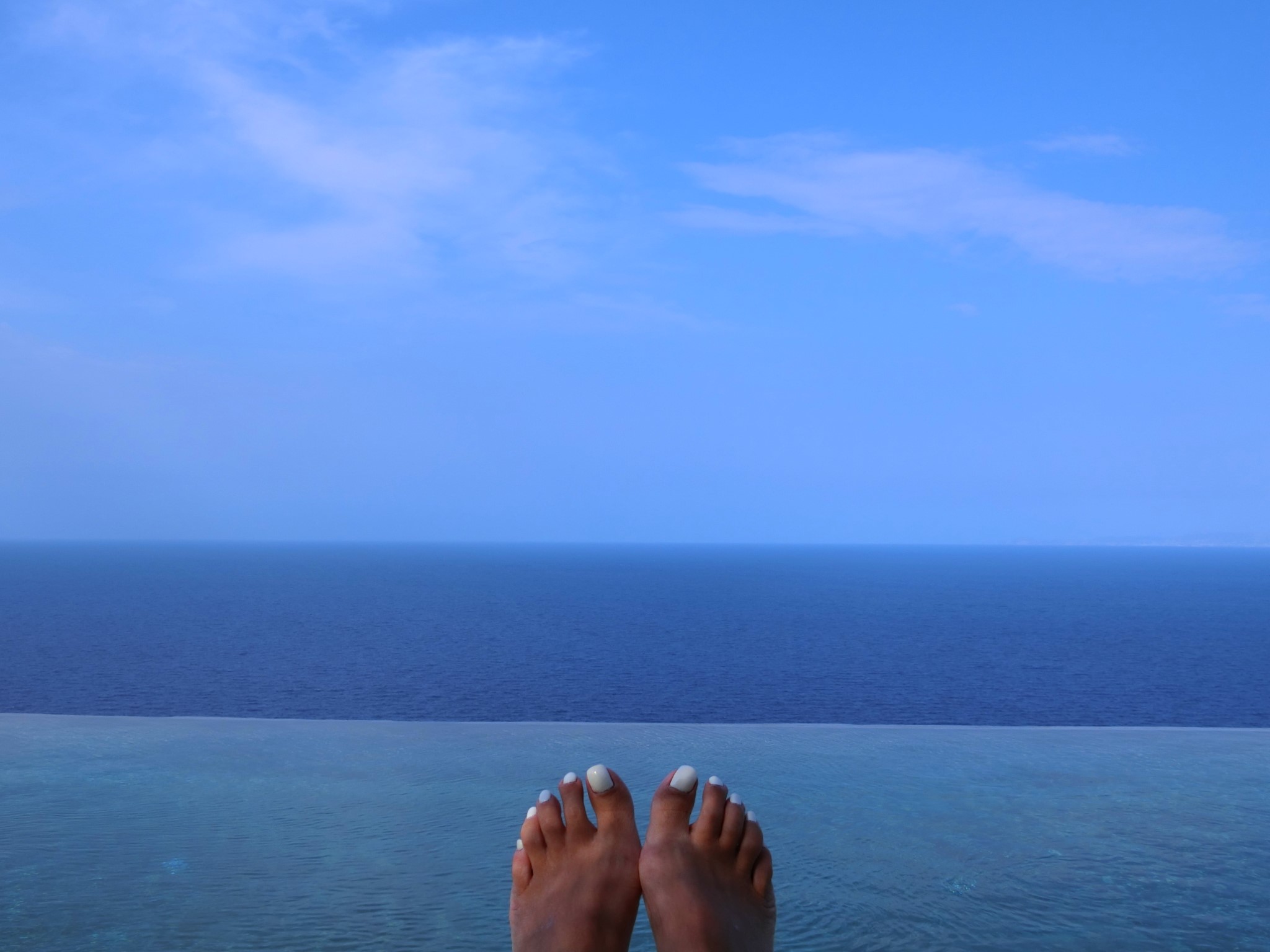 シフノス島の極上の景色を見おろすインフィニティプール@Verina Astra Hotel