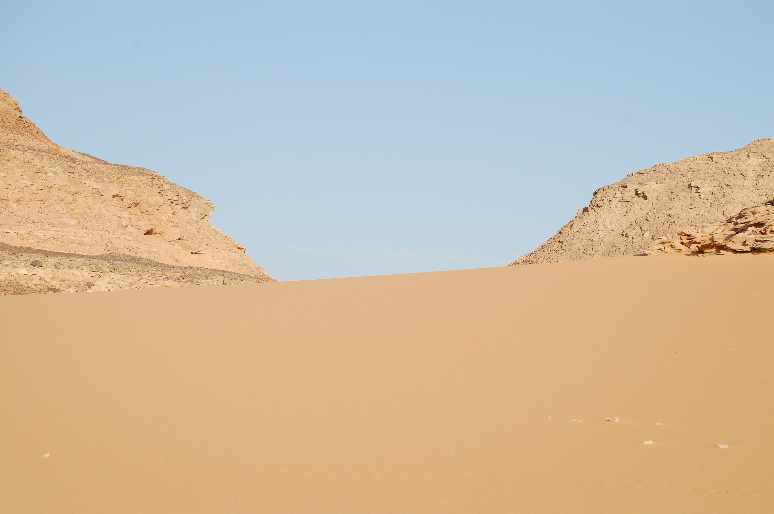 憧れだったサンドベージュに包まれてサハラ砂漠を歩く
