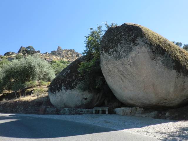 ポルトガルの巨石が転がる村、モンサントへ