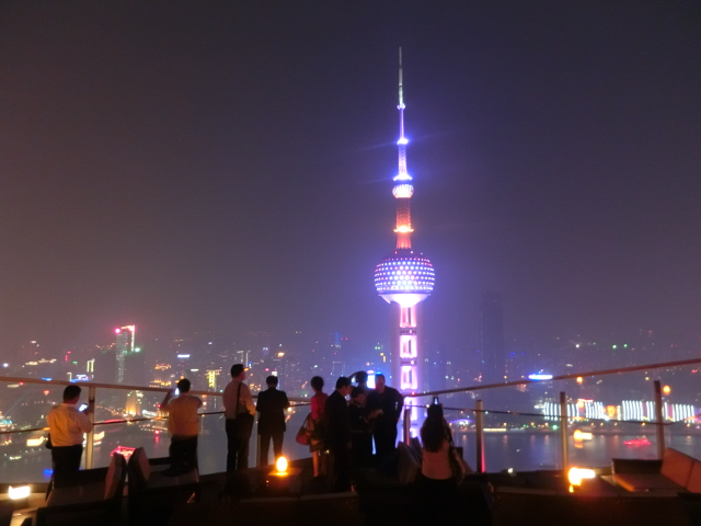 キラキラ輝く上海のTV塔を望むルーフトップテラス＠Flair