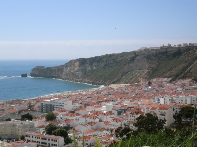 ポルトガル大西洋側のビーチリゾート、ナザレの伝統衣装はミニスカート！