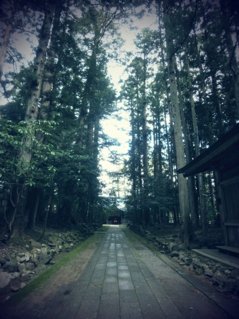 紅葉した山々に囲まれた奈良井宿