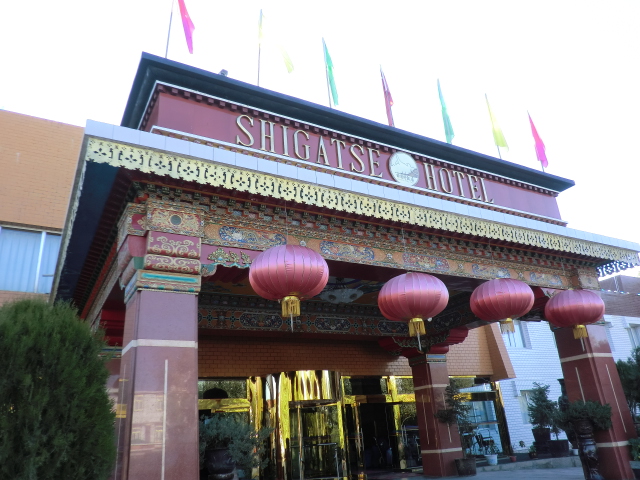 チベットのシガツェ ホテルに滞在