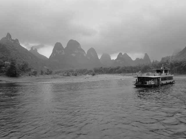 桂林で漓江下り ～幽玄の美、霧に煙る山水の妙～