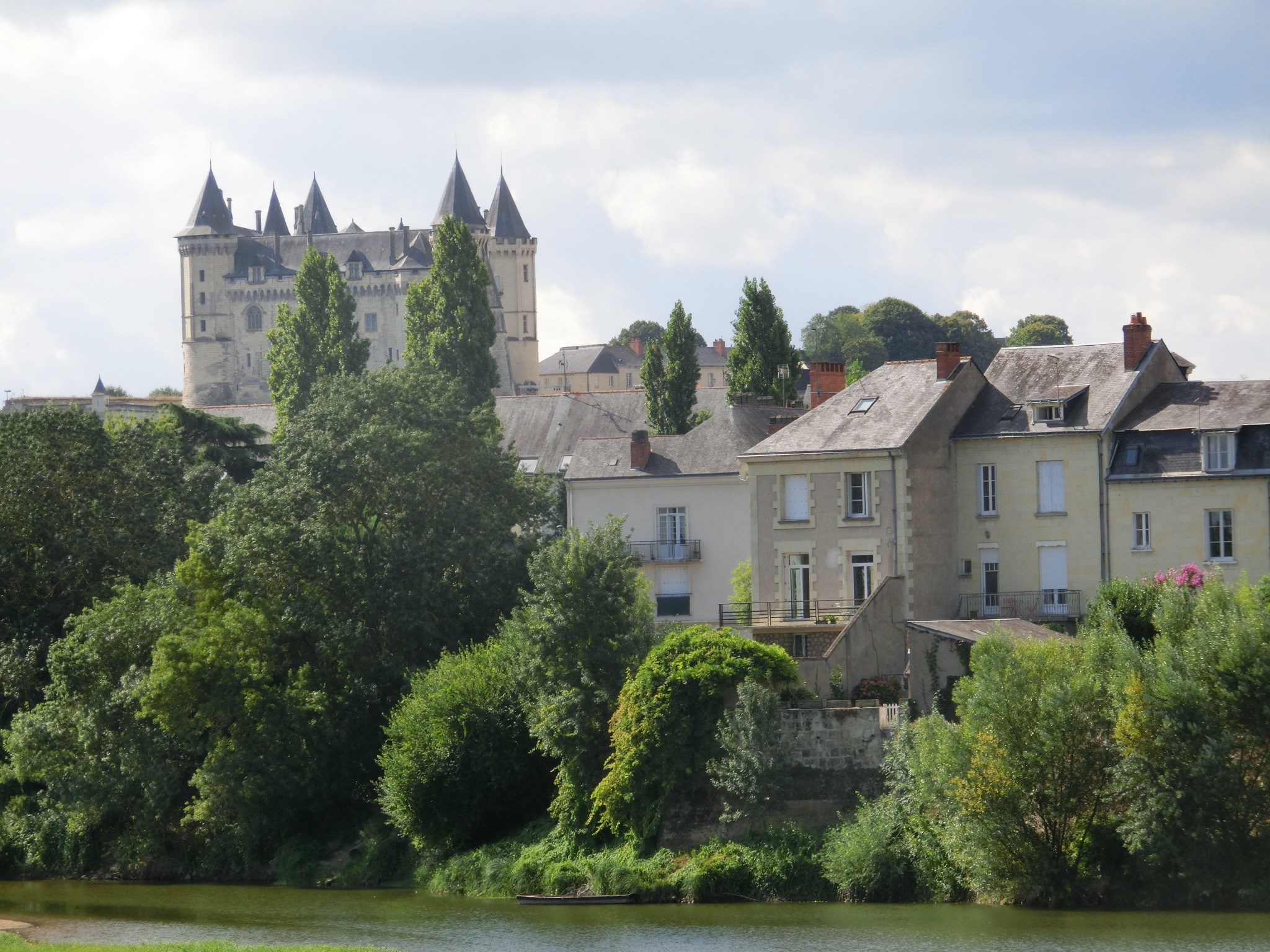 川面に立つフランスの美しい村 モンソロー