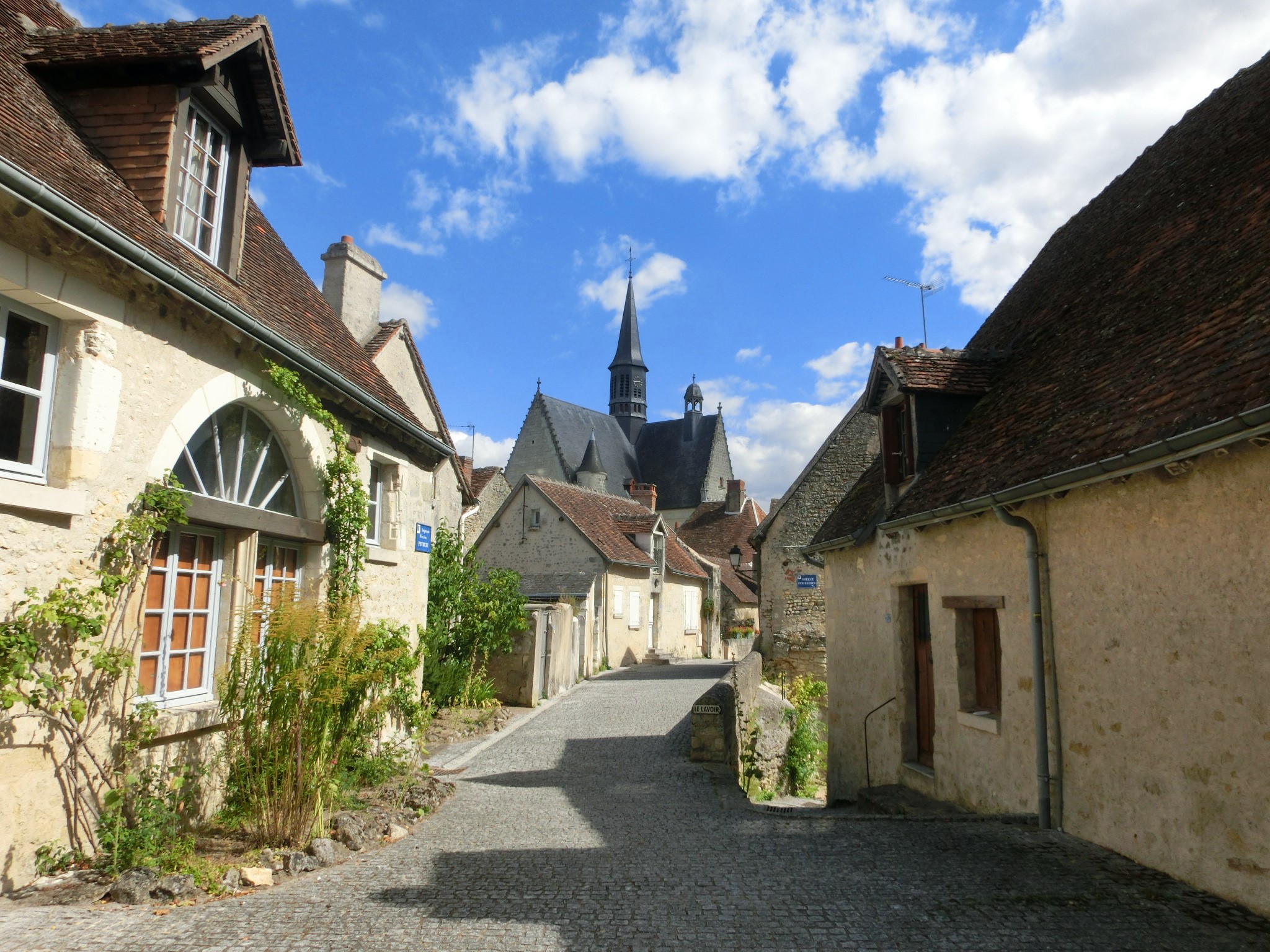 いにしえの要塞都市、フランスの最も美しい村 モントレソー