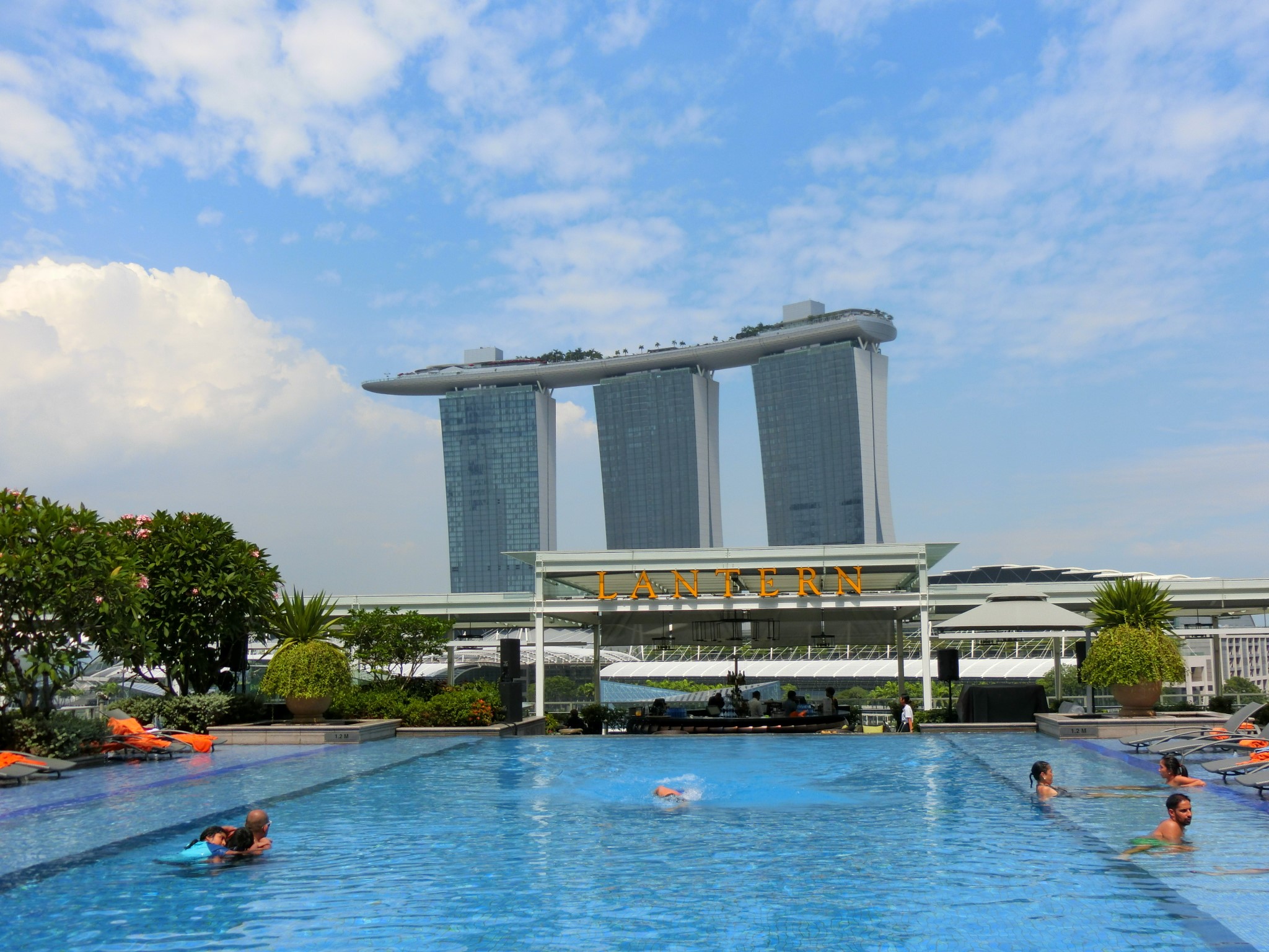 ザ フラトン ベイ ホテル シンガポールの美しいルーフトップ プール