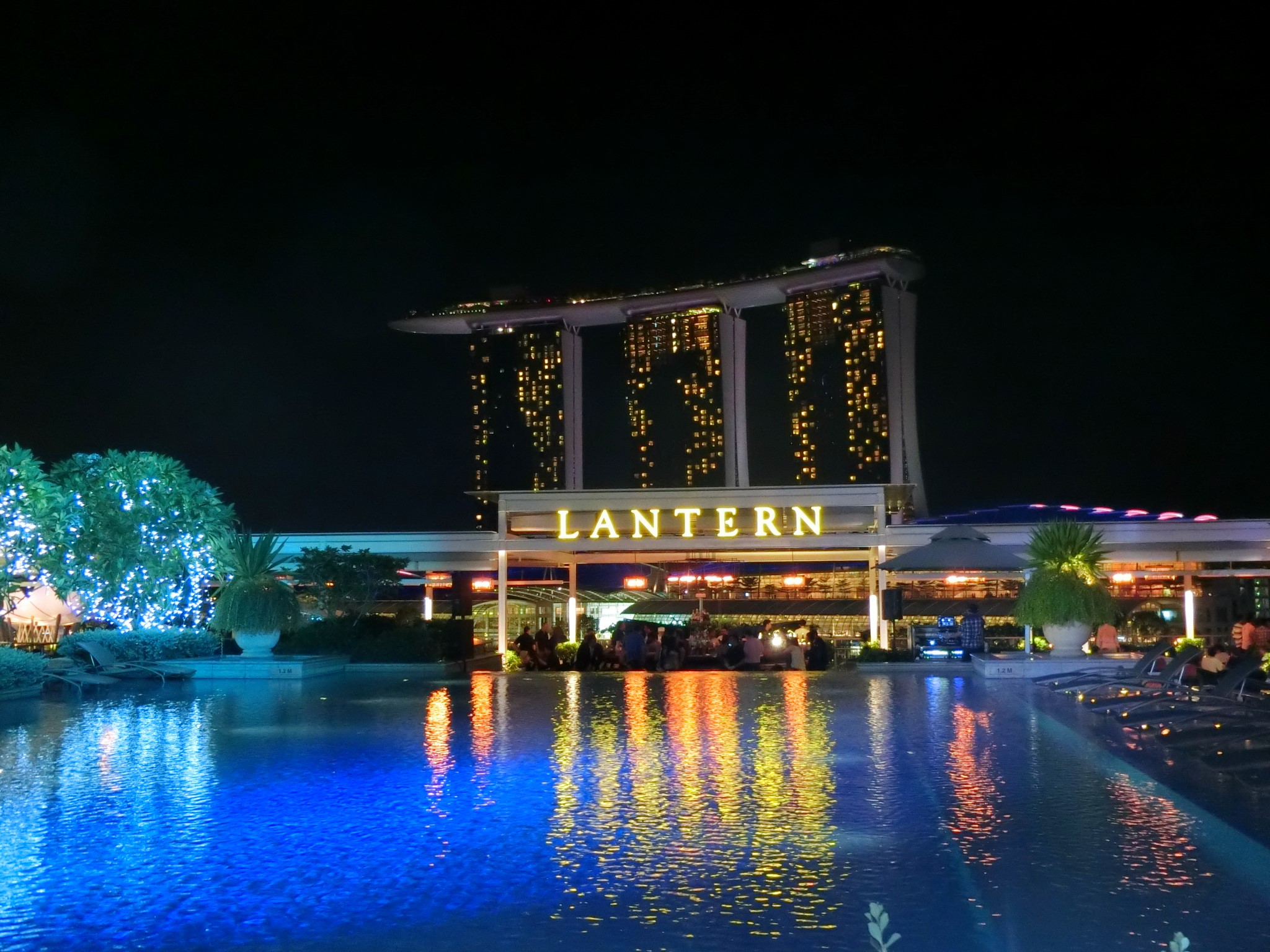 ザ フラトン ベイ ホテル シンガポールの美しいルーフトップ プール