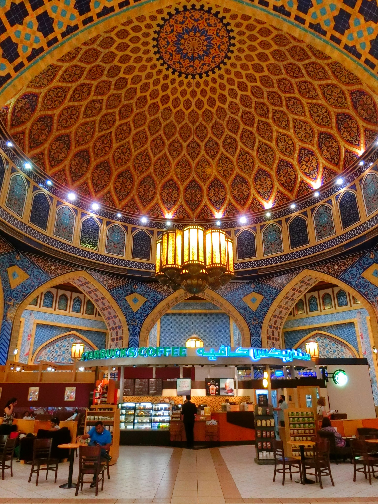 ドバイにある世界一美しいスタバ＠イブン バトゥータ モール