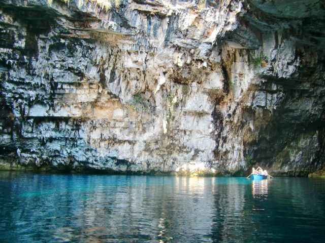 ケファロニア島にある地底湖、神秘的なメリッサーニ洞窟とドロガラティ鍾乳洞