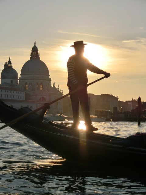 ヴェネツィアのロマンチックな夕暮れ時のゴンドラライド