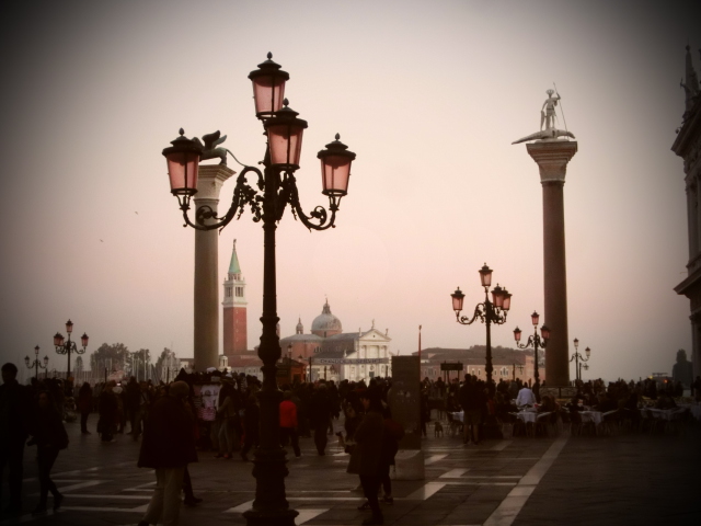 ヴェネツィアの静かな裏道散歩