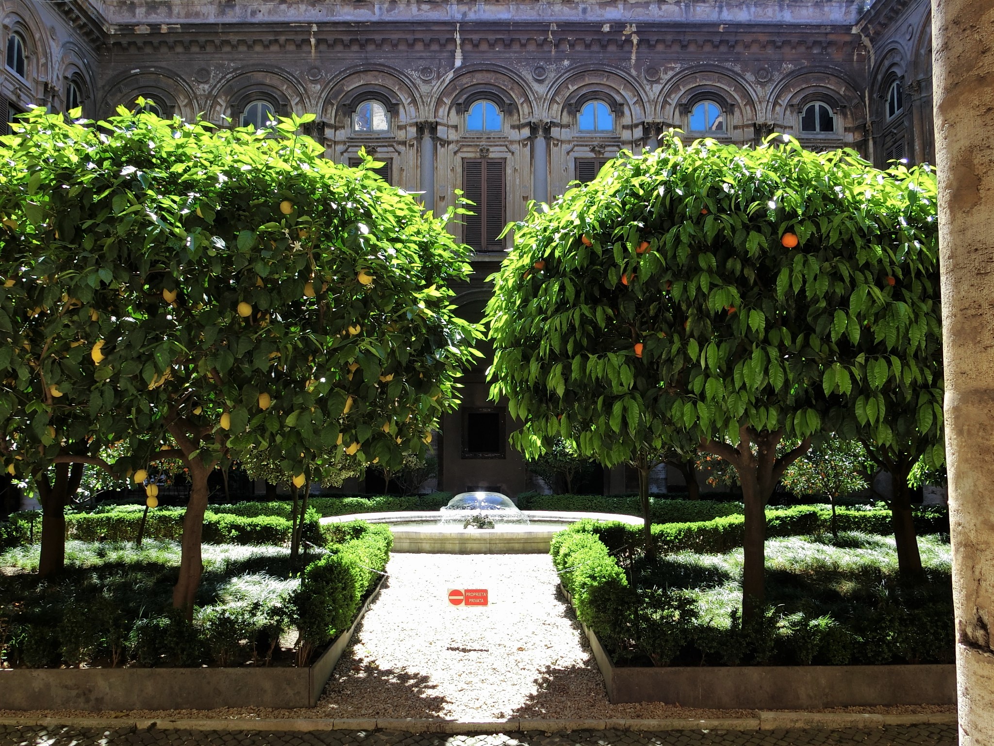 レモンとオレンジがなる中庭に釣られてドーリア・パンフィーリ美術館