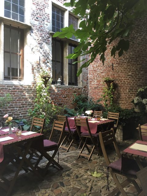 ベルギーの古都ゲントの街歩きと老舗カフェのMAXでワッフルを食べよう！