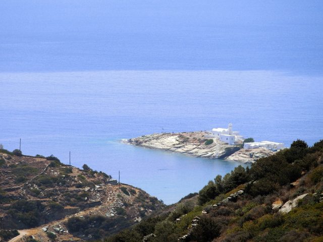 シフノス島の絶景！エーゲ海に浮かぶエプタ・マルティロン教会