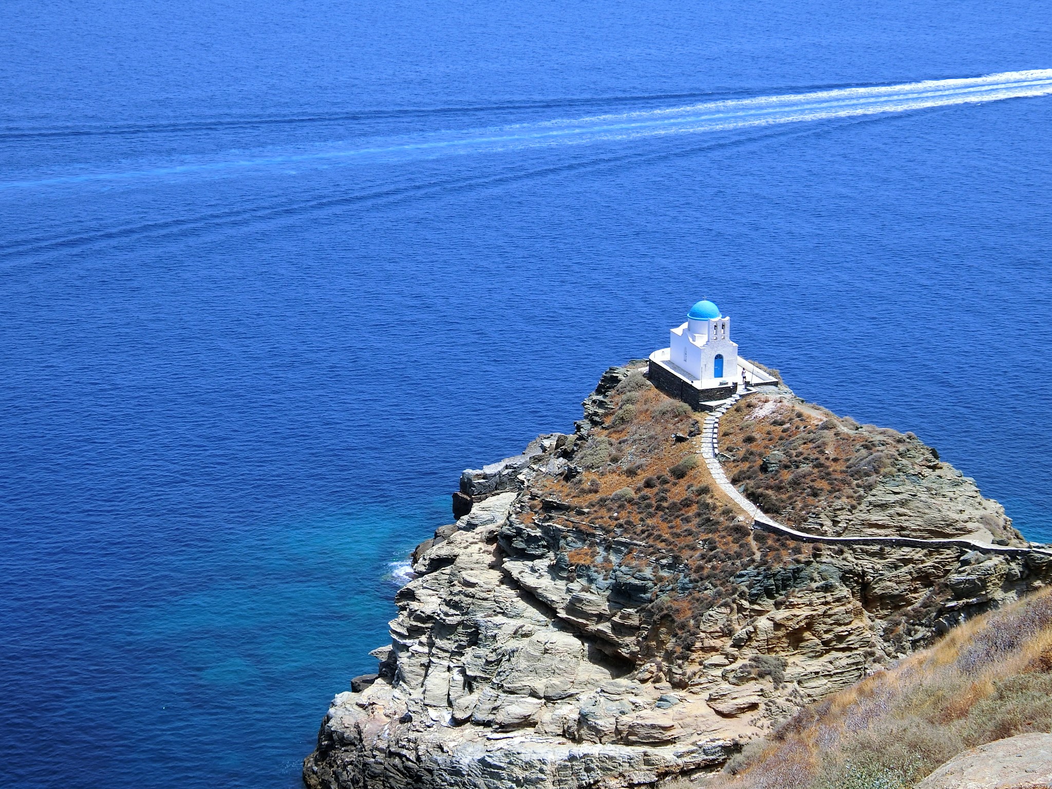 シフノス島の絶景 エーゲ海に浮かぶエプタ マルティロン教会 Voyage 世界のホテルと街歩き