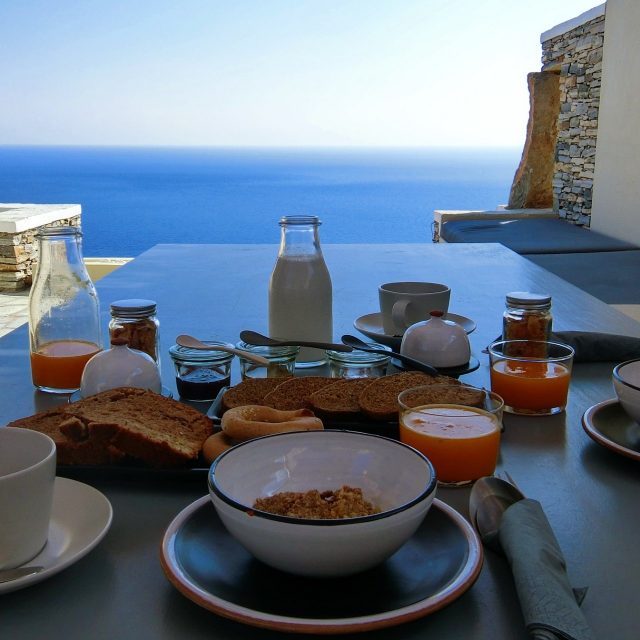 プライベートテラスで朝食が最高！エーゲ海を望むシフノス島のVerina astra hotel