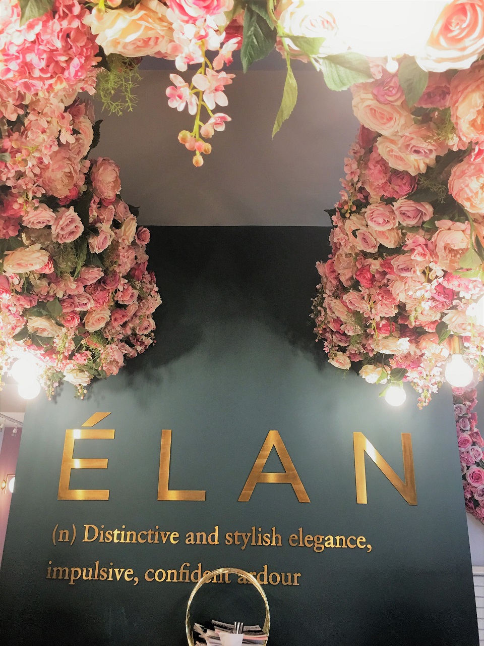 可愛い♪ピンクでフローリッシュ!ロンドンのフォトジェニックなELAN Cafe