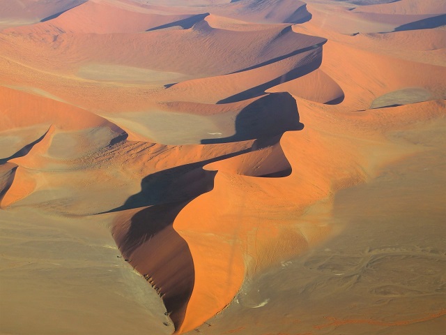 ヘリコプターに乗ってナミビアの夕陽に染まるアプリコット色の砂丘を眺めよう♪