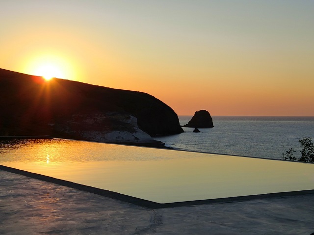 ミロス島でエーゲ海を見ながら朝ごはん＠Breeze