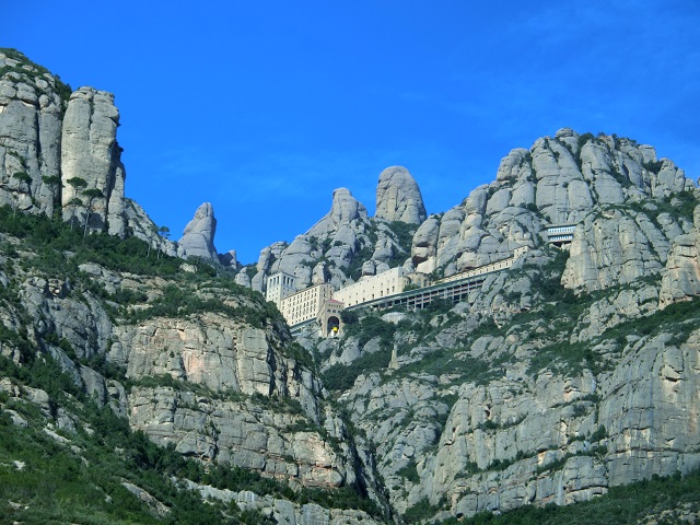 カタルーニャの聖なる奇岩モンセラットへ！