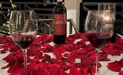 テーブルには赤い薔薇の花びら！タマリンドでのヴァレンタイン デイナー@ヴィラサマディ
