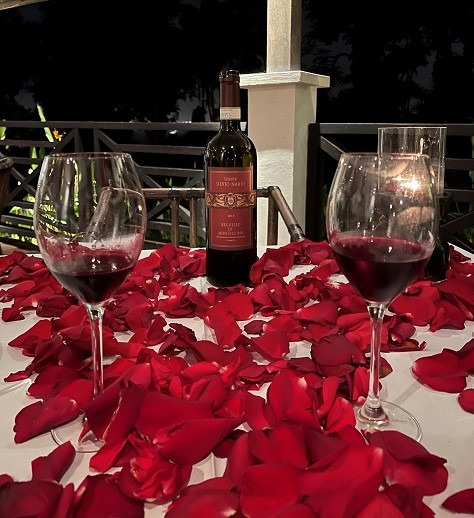 テーブルには赤い薔薇の花びら！タマリンドでのヴァレンタイン デイナー@ヴィラサマディ