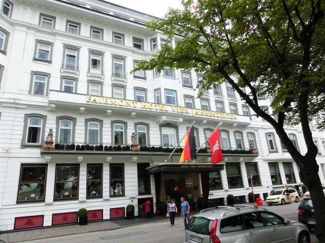 ハンブルグのフェアモント ホテル フィア ヤーレスツァイテン、デラックス レイクビューに滞在