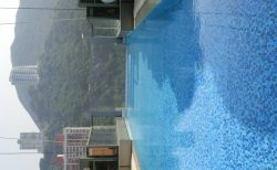ホテルインデイゴ香港島、底がガラス張りのルーフトッププール
