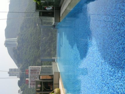 ホテルインデイゴ香港島、底がガラス張りのルーフトッププール