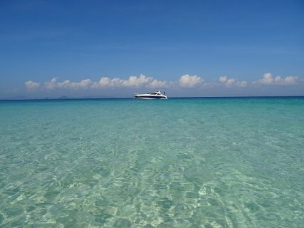 モルディブみたいな青い海と白い砂浜のバンブー島