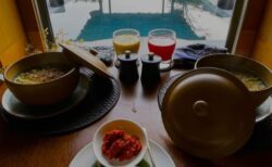 パステルカラーに染まる空、アマンジウォのヴィラで朝ご飯