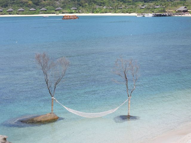 朝ご飯後のビーチウォークとラングール@シックスセンシズ ニンヴァンベイ