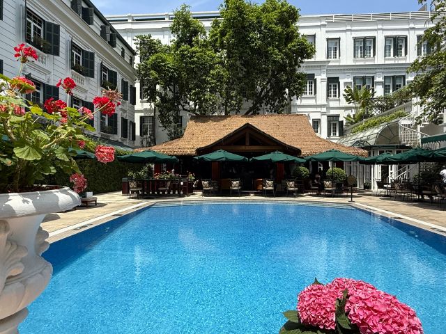 コートヤードのバンブーバーとプール＠ソフィテル レジェンド メトロポール ハノイ