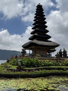 バリ島、湖畔に立つ宝塔が美しいウルン ダヌ ブラタン寺院