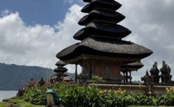 バリ島、湖畔に立つ宝塔が美しいウルン ダヌ ブラタン寺院