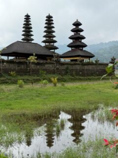 ムンドックのツインレイクを通り,タンブリンガン湖に立つウルン ダヌ タンブリンガン寺院へ