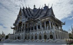 チャチューンサオの鏡張りの寺院ワット プッタ プロムヤーンとワット  ウィーラチョート タンマーラーム