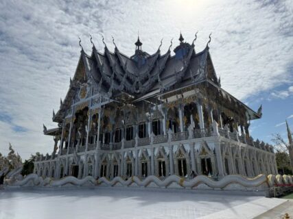 チャチューンサオの鏡張りの寺院ワット プッタ プロムヤーンとワット  ウィーラチョート タンマーラーム