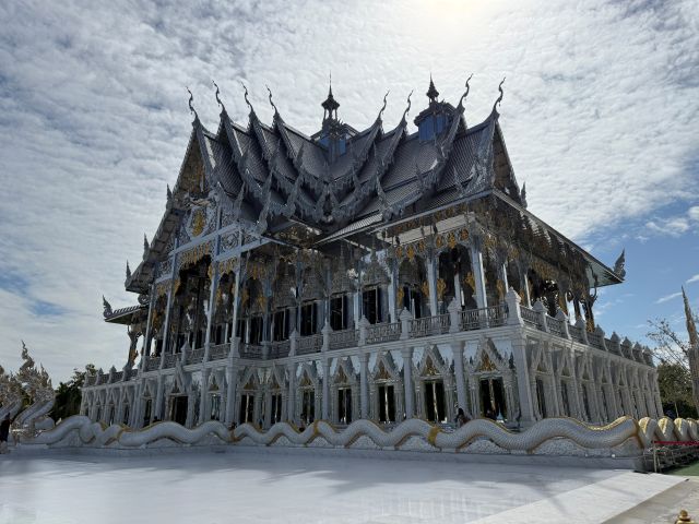 チャチューンサオの鏡張りの寺院ワット プッタ プロムヤーンとワット  ウィーラチョート タンマーラーム