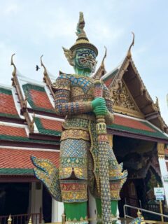 ベンジャロン焼きみたいなバンコクのワットプラケオへ
