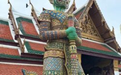 ベンジャロン焼きみたいなバンコクのワットプラケオへ