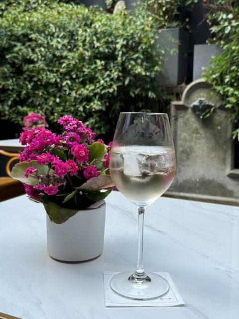 ジャスミンが咲く裏庭でアペリティフ＠ジュリアナホテル