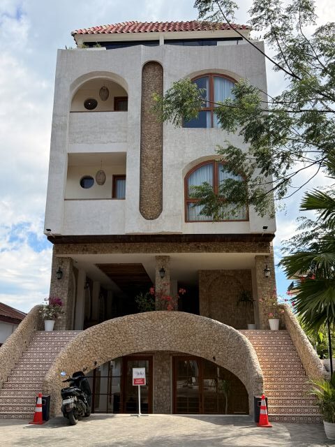 ラブアンバジョの港近くのホテルOh!Julia Hotel Komodo